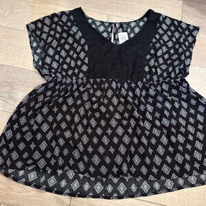 TORRID WOMENS BLACK AND WHITE SIZE 1 SLEEVELESS SHIRT US 14/16